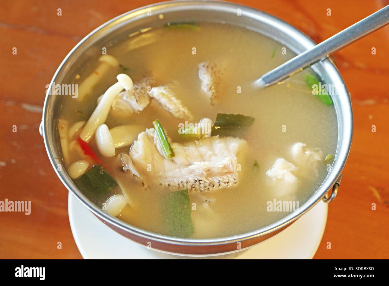 Tom Yum Pla, Traditionelle Thailändische Meeresbarsch Scharfe Klare Suppe Stockfoto