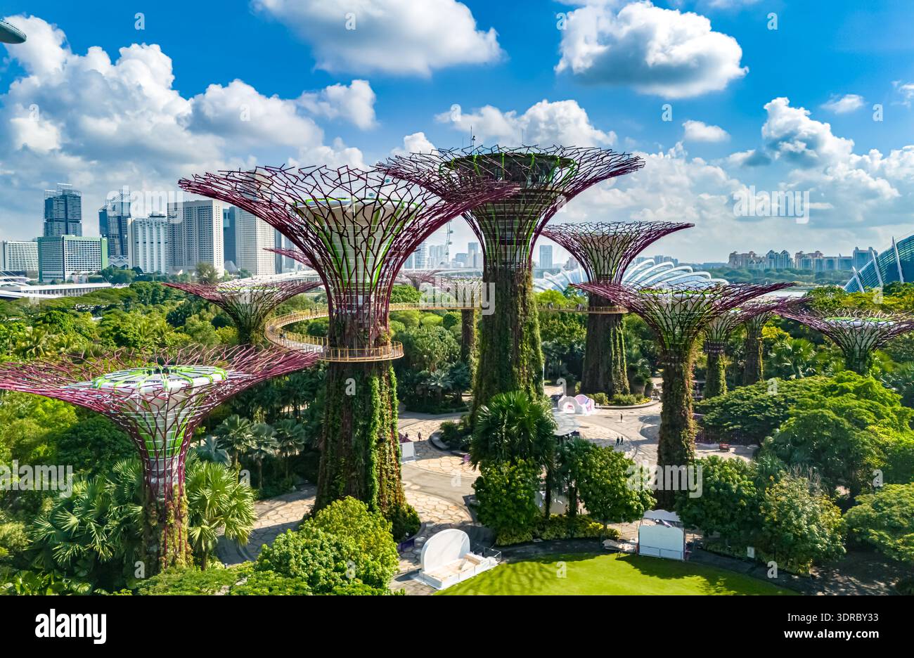 Blick auf Gardens by the Bay und Marina Bay Sands in Singapur Stockfoto