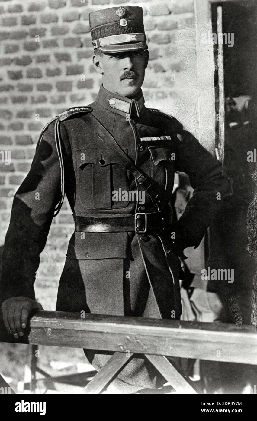 Dieses Foto zeigt König Alexander I. von Griechenland während des Ersten Weltkriegs, datiert von 1917 bis 1918. Das Bild zeigt den Monarchen in formeller Kleidung und spiegelt die Zeit der griechischen Beteiligung am Ersten Weltkrieg wider. Das Foto betont die königliche Repräsentation, den militärischen Kontext und die europäische Monarchie während des frühen 20. Jahrhunderts und liefert historische Dokumentation der griechischen Führung und des sozial-politischen Umfelds während des Krieges. Stockfoto