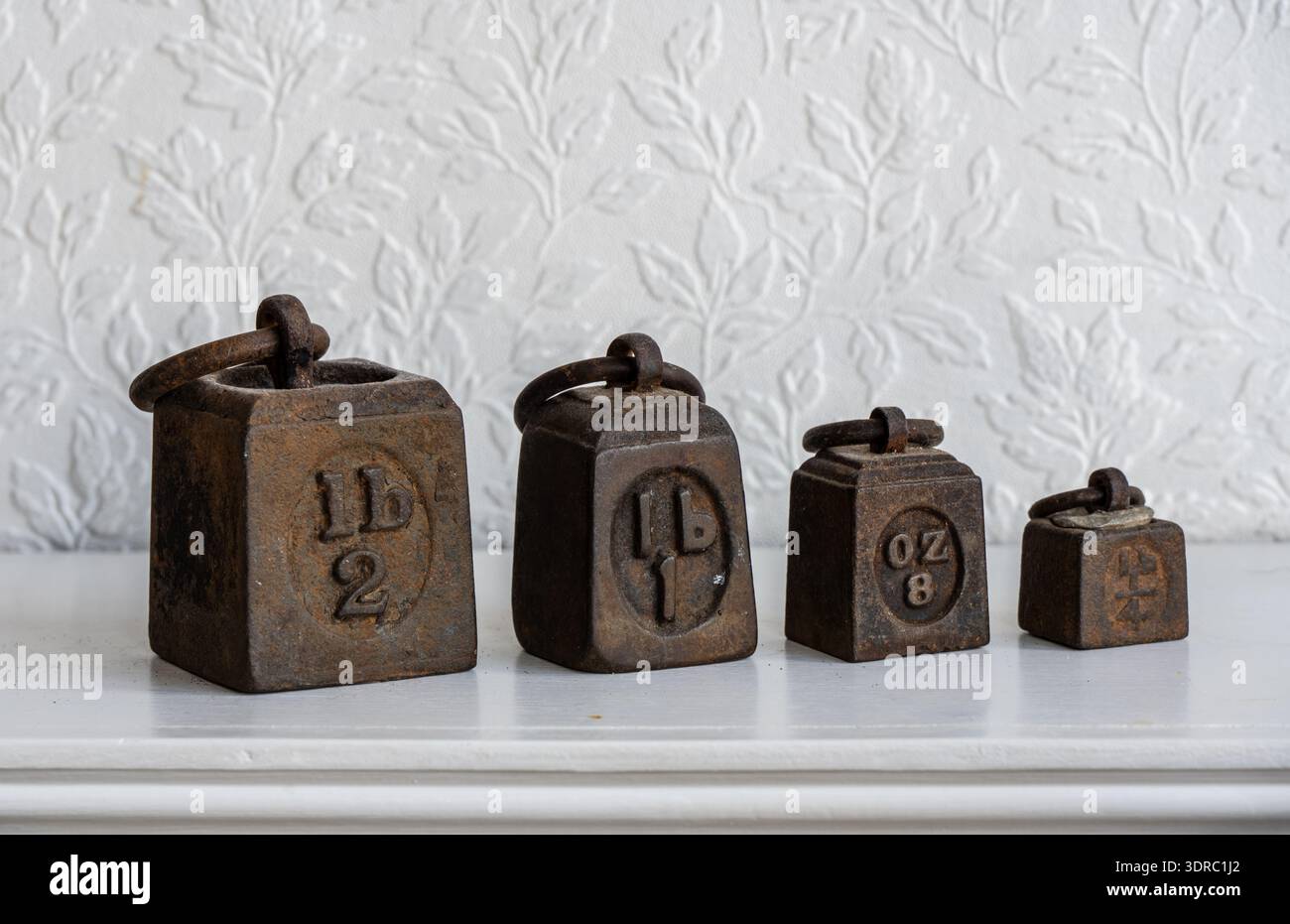 Antikes Set Mit 4 Britischen Waagen Aus Gusseisen. Stockfoto