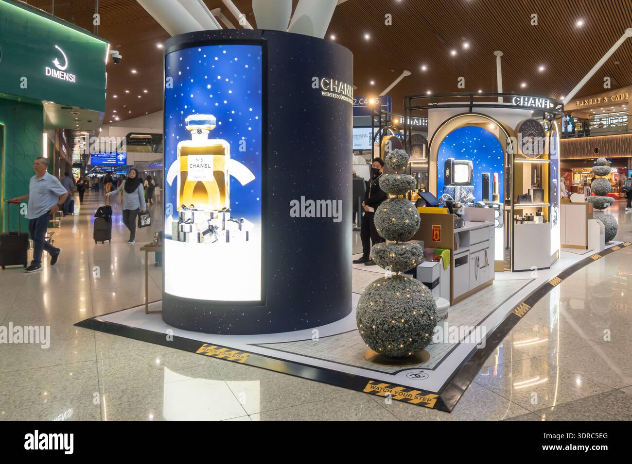 Pop-up-Store „Chanel Wonderland“ im Weihnachtsmotiv, Mega-Podium für Chanel Beauty-Produkte und Duftinstallationen. Flughafen Kuala Lumpur, Malaysia Stockfoto