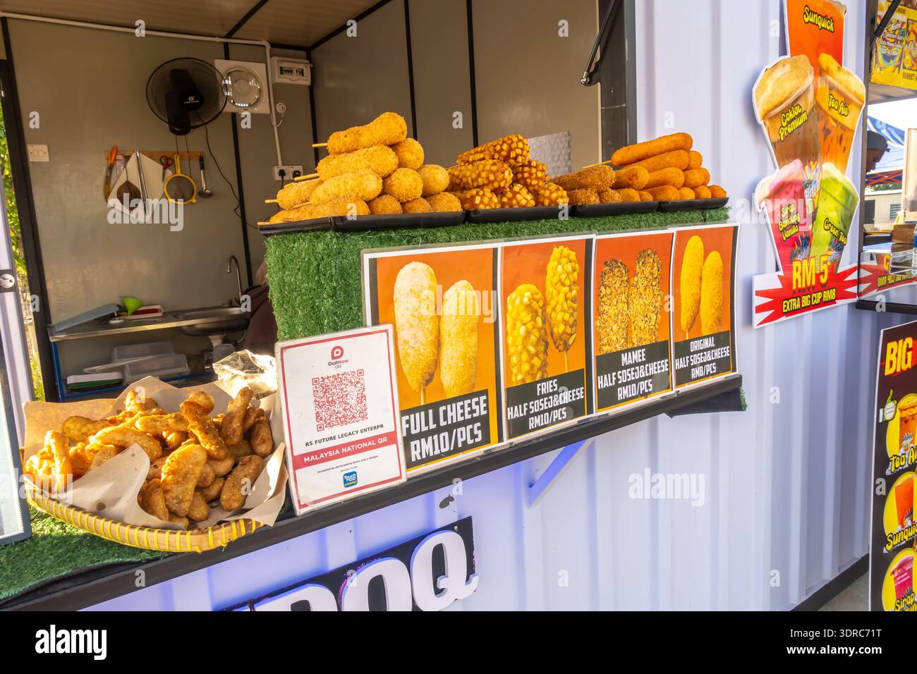 Imbissstand mit koreanischen Maishunden, einem beliebten Streetfood-Snack. Die Maishunde werden auf Stöcken frittiert, penang, Malaysia Stockfoto