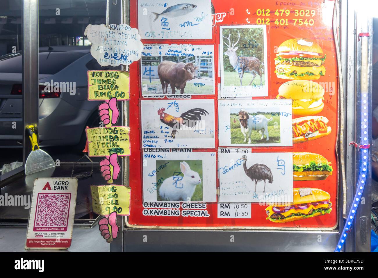 Essenskarte, malaysischer Straßencafé oder Ramly Burger Stand, Burger, Hunde mit Tierbildern, die die Fleischart und den qr-Code angeben Stockfoto