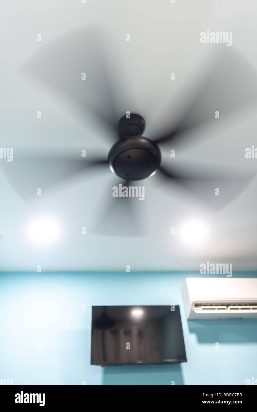 Innenraum des Zimmers, schwarzer Deckenventilator, modernes, modernes Modell Stockfoto