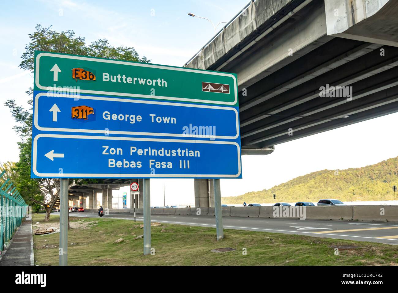 Kreuzung in Glugor, Penang, Malaysia, in der Nähe der Zon Perindustrian Bebas FASA III, Wegweiser zu den wichtigsten Reisezielen Butterworth, George Town Stockfoto