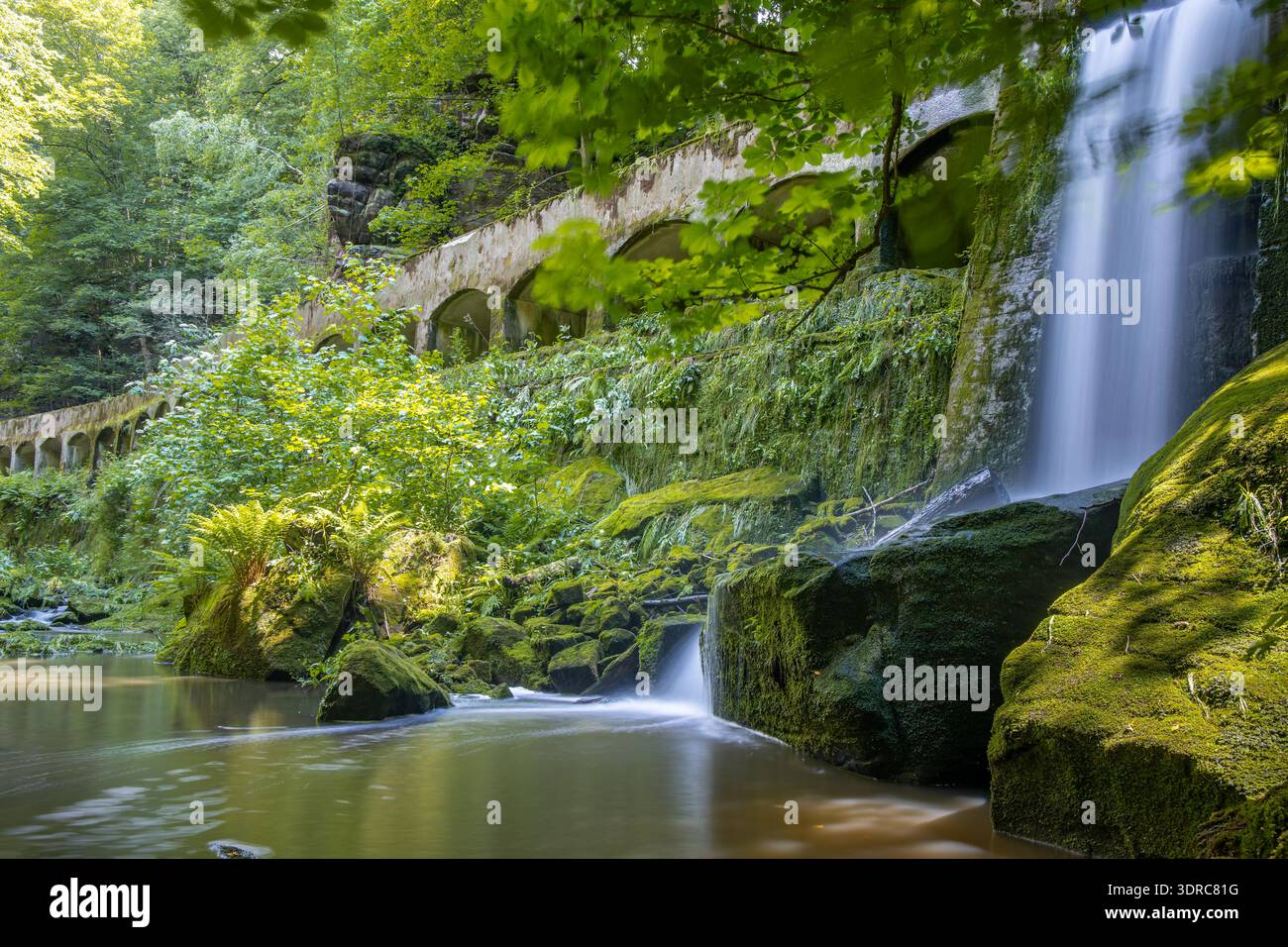 Altes Wasserkraftwerk Niezelgrund Wasserfall Lohmenschlucht Stockfoto