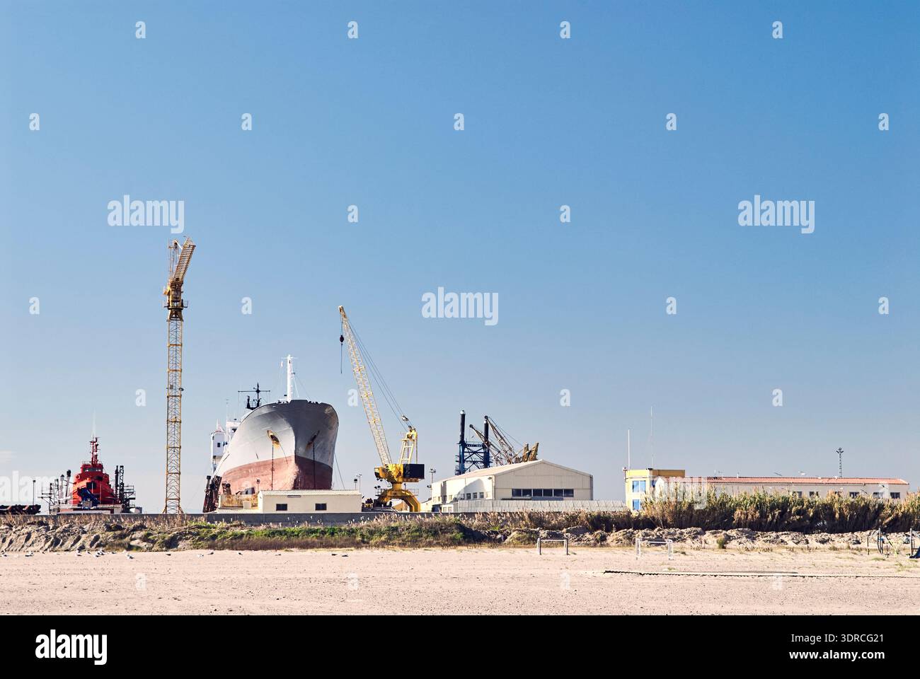 Schiffsreparaturindustrie: Altes Frachtschiff wird in der Werft repariert. Maschinen: Schiffskrane Stockfoto