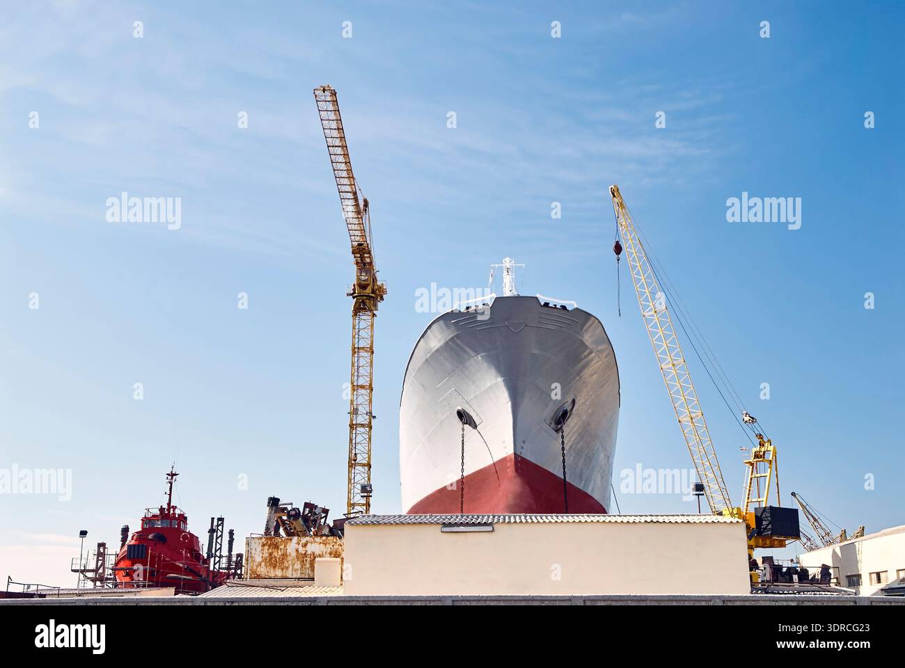 Schiffbau: Schiffbau in einer Werft. Maschinen: Schiffskrane. Marineproduktion. Stockfoto