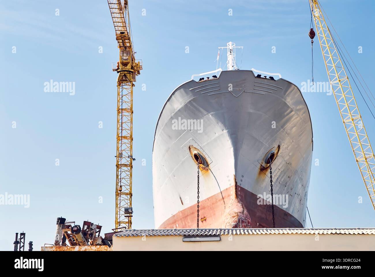 Schiffsinstandhaltungsindustrie: Vorbereitung für Instandhaltungsarbeiten an einem alten Frachtschiff in einer Werft Stockfoto
