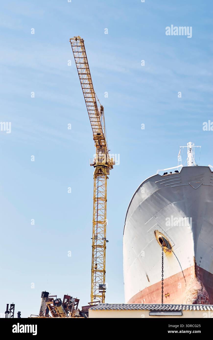 Schiffsrecyclingindustrie: Vorbereitung auf das Recycling eines alten Frachtschiffes in einer Werft Stockfoto