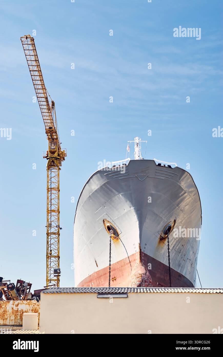 Schiffswartungsindustrie: Vorbereitung für Instandhaltungsarbeiten an einem alten Frachtschiff in einer Werft. Maschinen: Schiffskrane Stockfoto