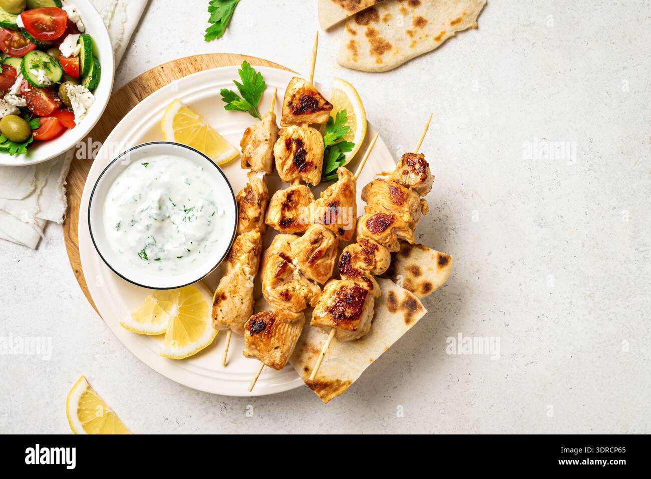 Gegrillter Hühnchenkebab mit griechischem Salat Stockfoto