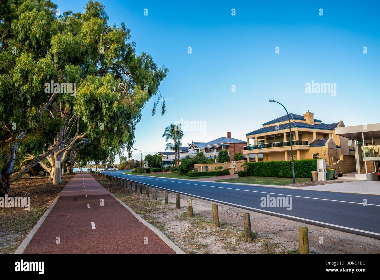 Red Shared Path, der an modernen Häusern entlang des Canning River im Vorort Shelley, Perth, Australien, vorbeiführt, 16. März 2021 Stockfoto
