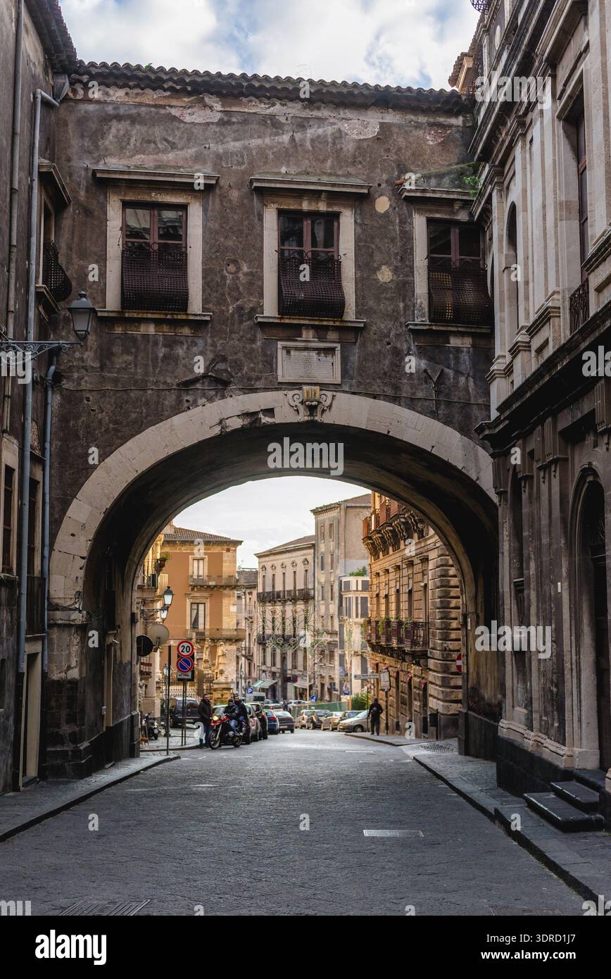 Catania, Italien - 16. Dezember 2016: Bogen des Heiligen Benedikt von Benediktinerabtei im historischen Teil der Stadt Catania, Sizilien Stockfoto
