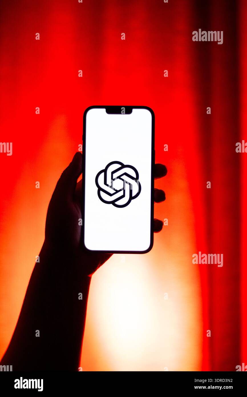 Kaliningrad, Russland - 12.11.2025. Frau hält das Smartphone und zeigt das Chat GPT-Logo auf dem Bildschirm. Virtuelle AI-Assistent-App Stockfoto