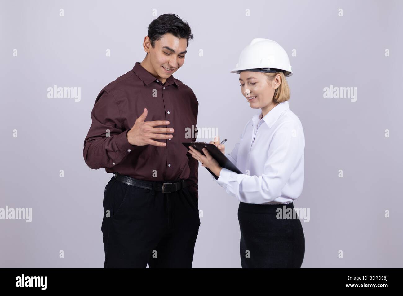 Zwei Ingenieure verwenden ein digitales Tablet für die Bauplanung Stockfoto