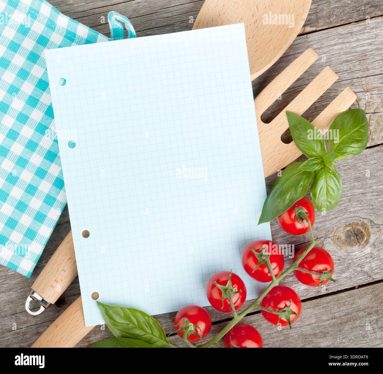 Leeres Notizblock-Papier für Ihre Rezepte mit Tomaten und Basilikum Stockfoto