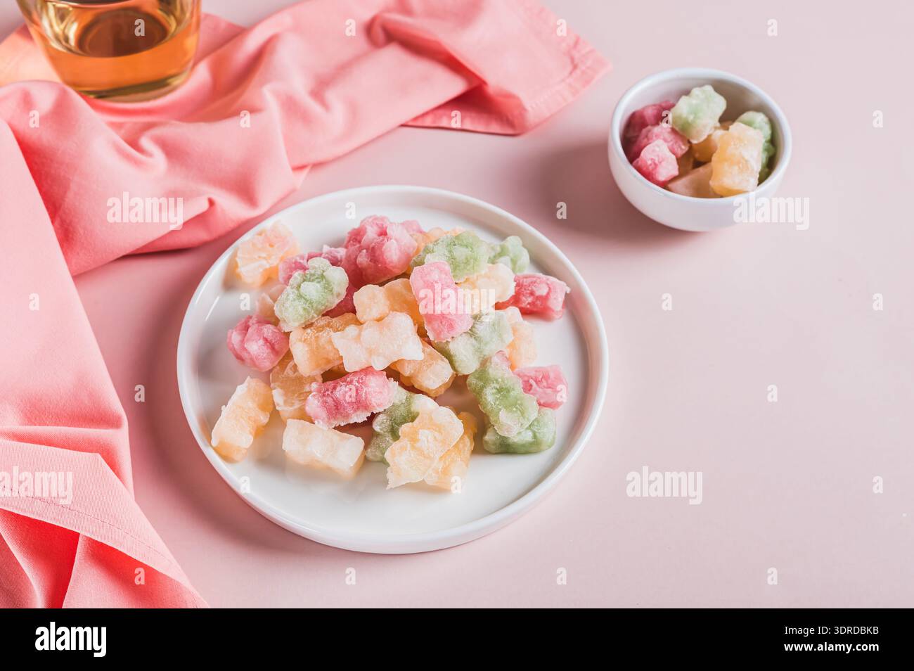 Gefriergetrocknete Kaubonbons auf einem Teller auf einem Tisch Stockfoto