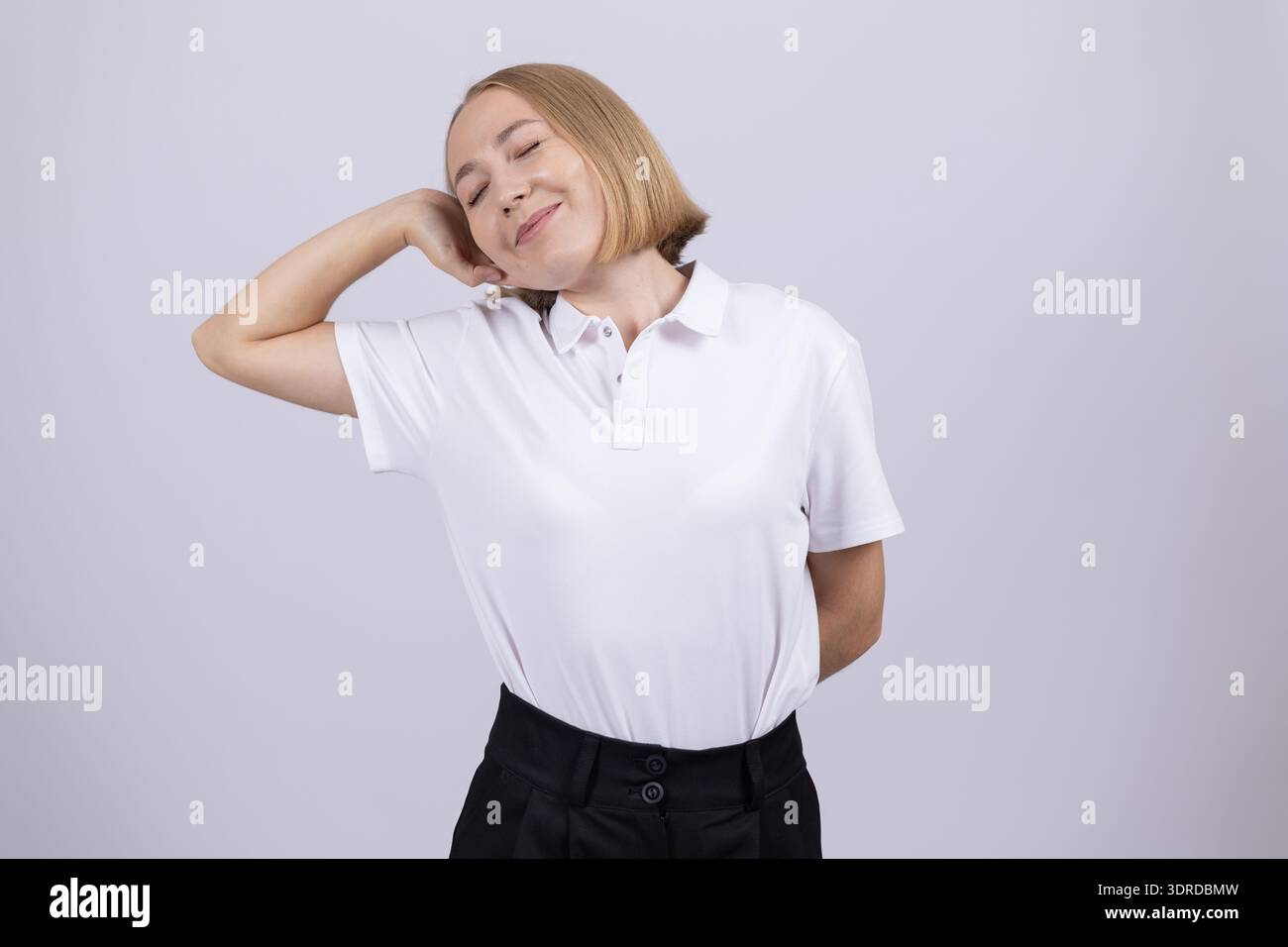 Junge Frau in weißem Hemd posiert auf weißem Hintergrund Stockfoto