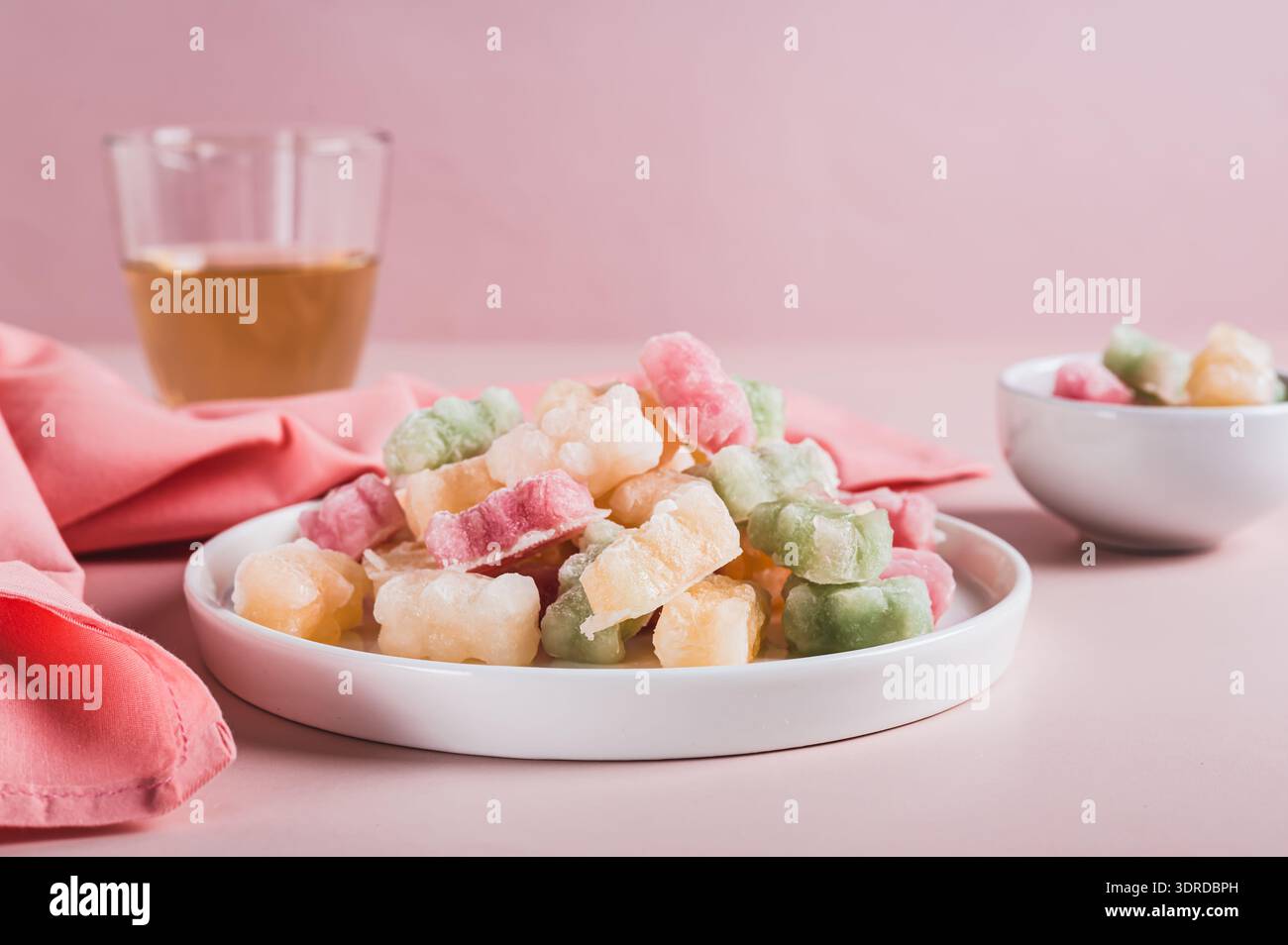 Trocken gefrorene Gummibärenbonbons auf Teller auf dem Tisch Stockfoto