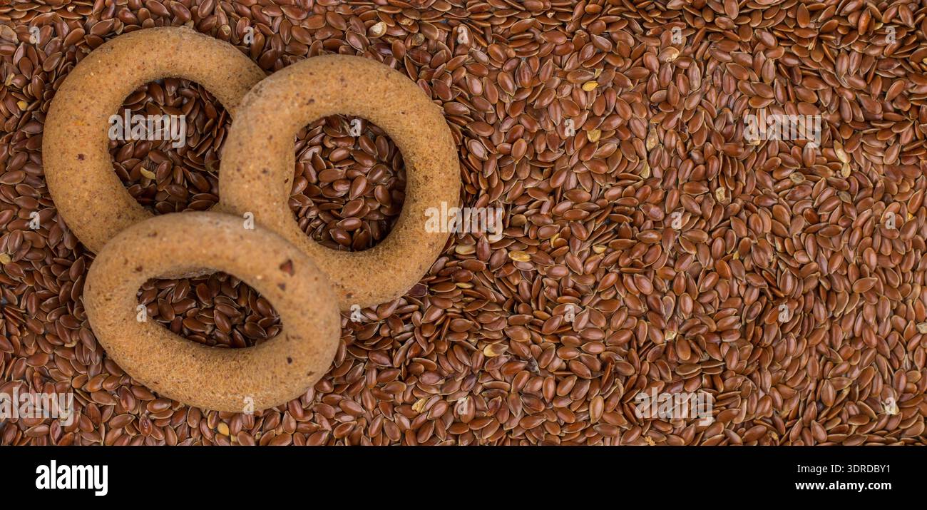 Hausgemachte gesunde kleine Leinsamenmehl Bagels und Leinsamen. Kulinarischer Hintergrund. Das Nutzungskonzept Stockfoto