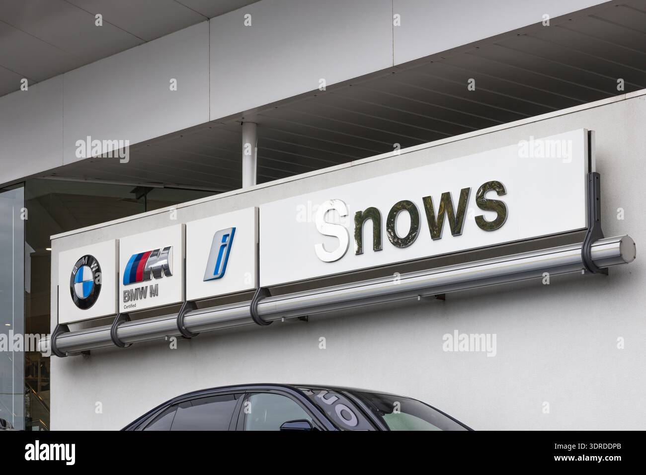 Schneit die Außenschilder und das Logo des BMW Autohändlers. Portsmouth, Großbritannien, 3. Juli 2024 Stockfoto
