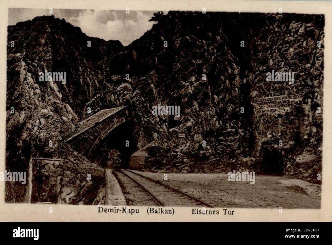 Diese Postkarte aus dem Jahr 1916 zeigt die Eisenbahnstrecke durch den Demir Kapija Canyon entlang des Vardar River in Nordmazedonien. Das Bild zeigt die steilen Felsformationen des Canyons, die Gleisausrichtung, Brücken und die umliegende Landschaft. Die Postkarte zeigt die Verkehrsinfrastruktur des frühen 20. Jahrhunderts, die Eisenbahntechnik und die landschaftliche Topographie auf dem Balkan. Es liefert historische Dokumentation der Eisenbahnstrecken, des Tiefbaus und der geografischen Merkmale der Region während dieser Zeit. Stockfoto