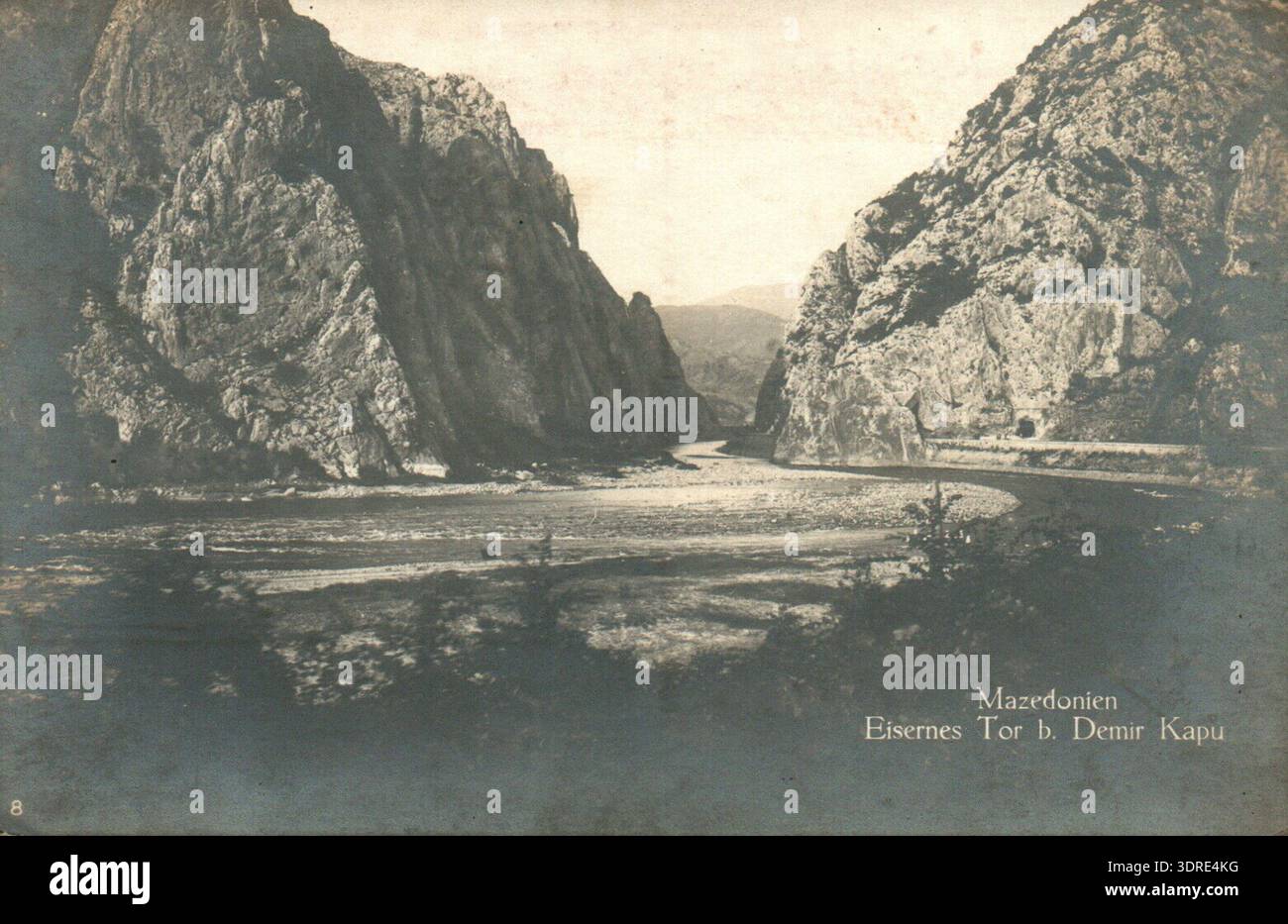 Diese Postkarte aus dem Jahr 1916 zeigt den Demir Kapija Canyon am Vardar River in Nordmakedonien und zeigt steile Klippen, die Schlucht und das umliegende Gelände. Die Aussicht betont die natürliche Landschaft, geologische Besonderheiten und die strategische Lage des Canyons entlang historischer Transportwege. Das Bild liefert historische Dokumentation der Balkantopographie, der frühen Infrastruktur, der landschaftlichen Geographie und der bautechnischen Überlegungen im Zusammenhang mit Eisenbahn und Reisen in der Region während des frühen 20. Jahrhunderts. Stockfoto
