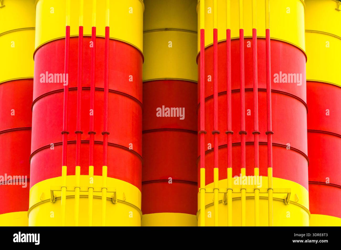 Detailansicht der Silos in gelb und rot Stockfoto