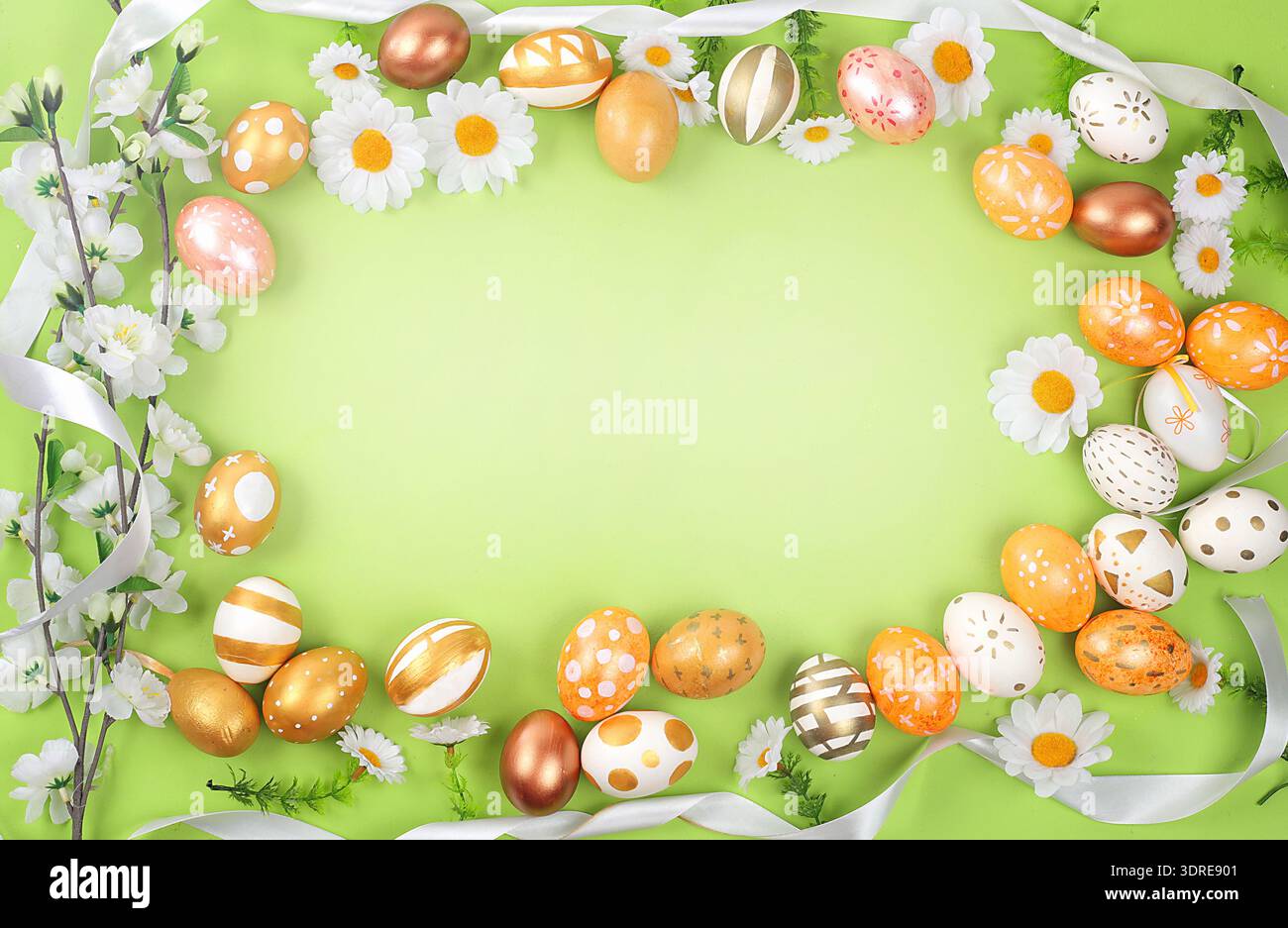 Dekorierte Ostereier mit Platz für Text. Minimales Urlaubskonzept. Frohe ostern Hintergrund. Kreatives Malen von Eiern, Idee von Stockfoto