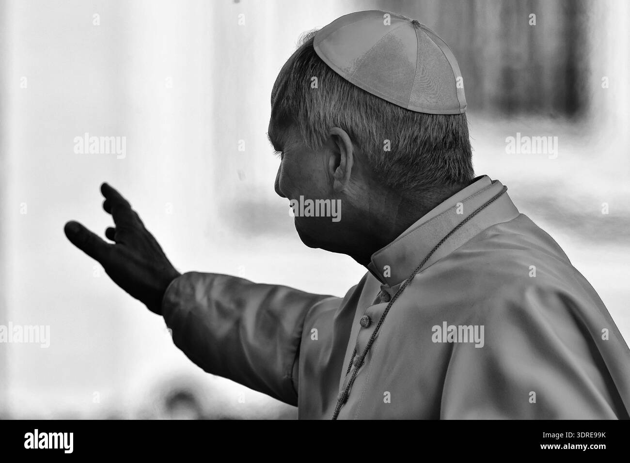 Februar 2025. Vatikanstadt - PAPST LEO XIV. Während seiner Generalaudienz am mittwoch auf dem Petersplatz im Vatikan. © EvandroInetti Via ZUMA Wire (Foto: © Evandro Inetti/ZUMA Press Wire) NUR REDAKTIONELLE VERWENDUNG! Nicht für kommerzielle ZWECKE! Stockfoto