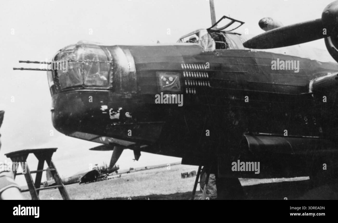 Der Vorwärtsrümpfe eines Wellington Mark X Bombers der No 142 Squadron RAF, LP 209-J, um 1944, verfügt über einen unbemannten, versiegelten Vorwärtsturm mit zwei .303 Zoll Browning Maschinengewehren. Die Nasen-Kunst enthält Symbole, die die Nationalitäten der Crew repräsentieren: Bumerang, walisischer Lauch, Tudor-Rose, indischer Stern, kanadisches Ahornblatt, und ein Springbock. Der Bomber flog 34 Missionen, wobei am 1. Juni 1944 zwei ME 110 Nachtjäger zerstört wurden. Das Flugzeug veranschaulicht die Einsatzbereitschaft, den Einsatz der RAF-Staffel und die Flugzeugtechnik in Kriegszeiten. Stockfoto