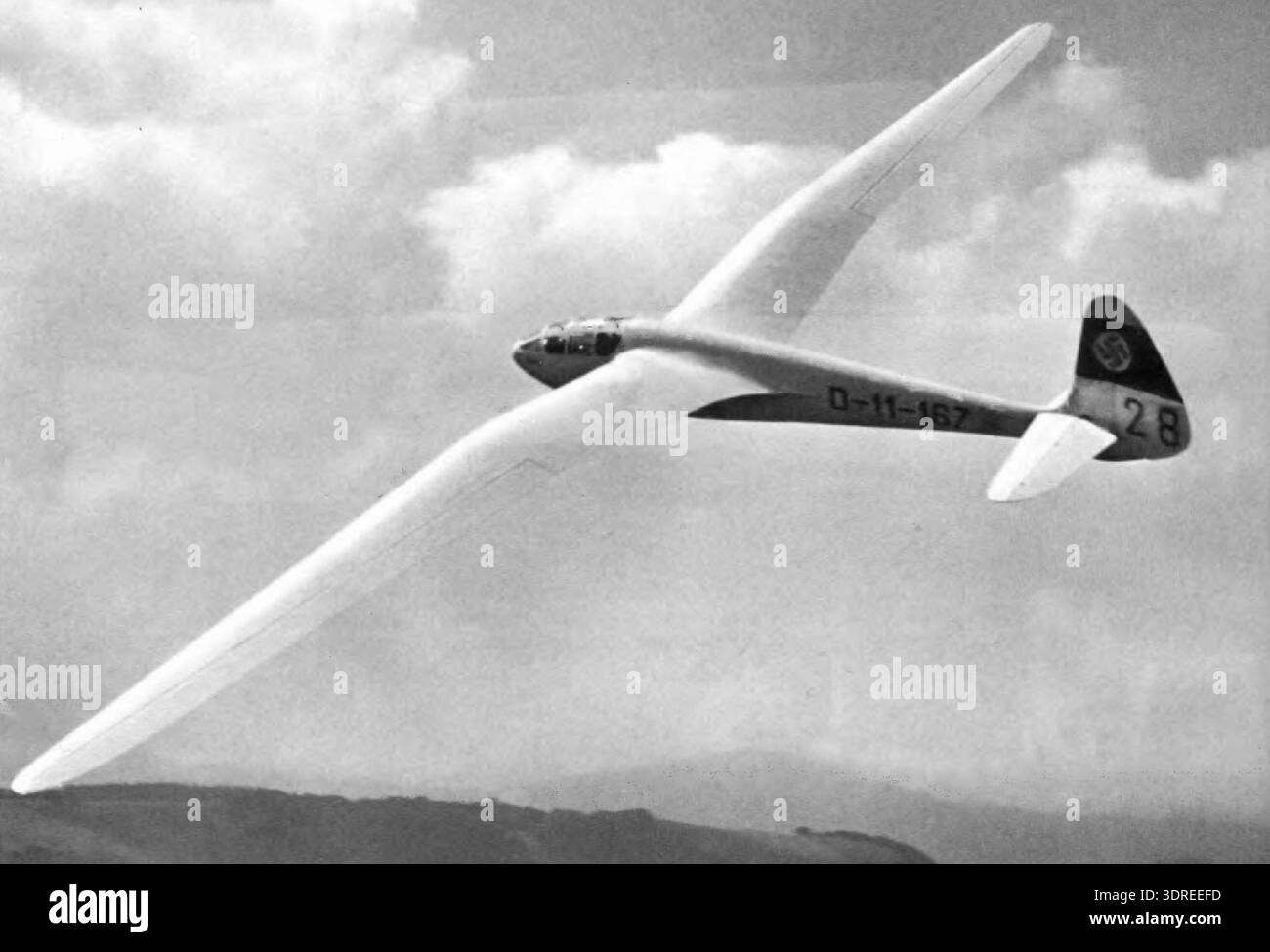 Die Reiher III war ein deutsches Flugzeug, das 1938 entwickelt wurde und für seine einmotorige Bauweise und die Konstruktion mit Hochflügeln bekannt ist. Sie bestand hauptsächlich aus Holz und Metall, mit festem Fahrwerk und offenem Cockpit. Das Flugzeug wurde für Aufklärungs- und leichte Transporteinsätze konzipiert. Die Struktur umfasste die Flügel, eine konventionelle Heckbaugruppe und einen Radialkolbenmotor. Reiher III steht für die deutsche Luftfahrttechnologie der Mitte des 20. Jahrhunderts, die aerodynamische Effizienz und Einsatzvielfalt im Flugzeugdesign vor dem Zweiten Weltkrieg kombiniert. Stockfoto