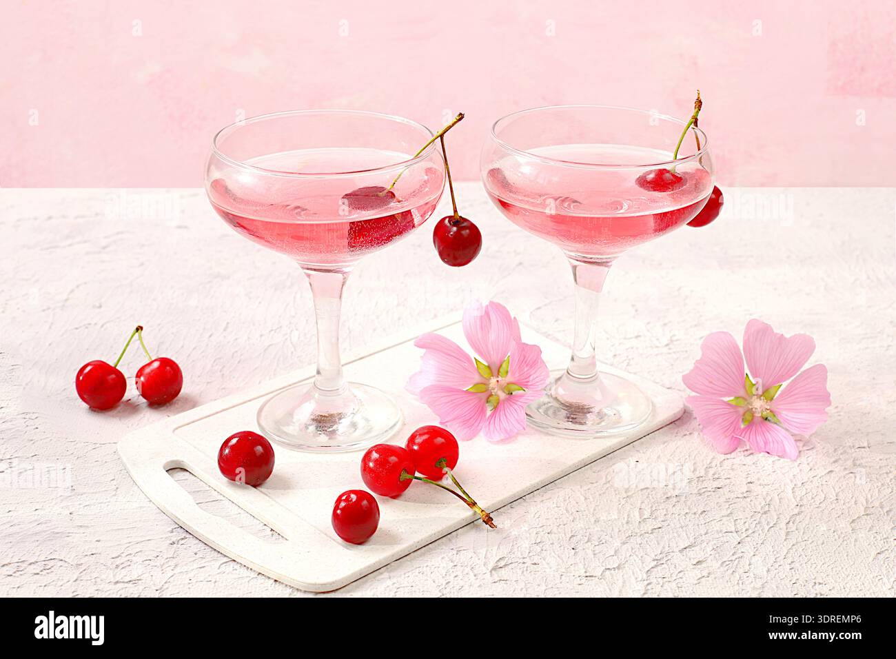 Modernes Stillleben mit Rosenwein, alkoholischem Cocktail und Kirschbeeren auf elegantem, modernem Hintergrund, minimales Konzept für Bar und Stockfoto