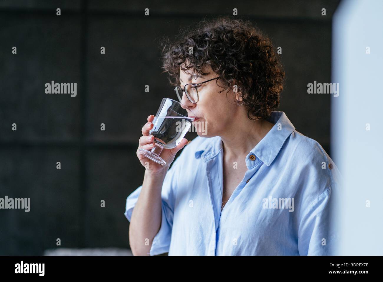 Ruhiges reifes, mittleres Alter Weiße Weiße Frauen Trinkwasser zu Hause Stockfoto