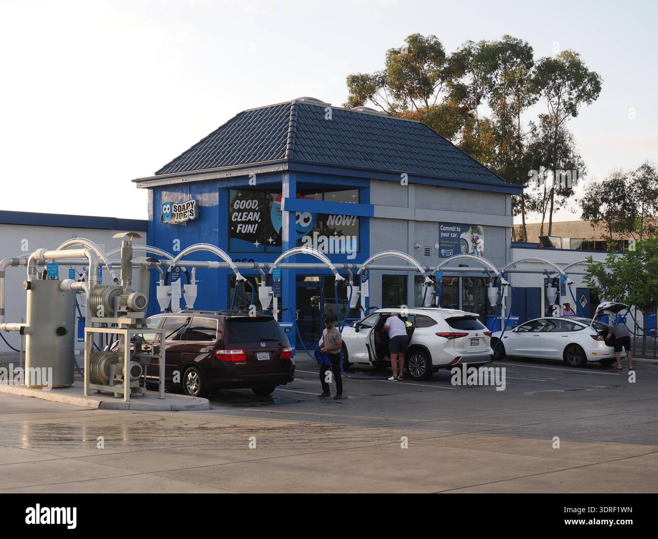 SAN DIEGO, KALIFORNIEN, USA – 27. SEPTEMBER 2025: Kunden saugen und reinigen ihre Fahrzeuge in einer Seifenfabrik von Joe's Car Wash in San Diego. Das helle Stockfoto
