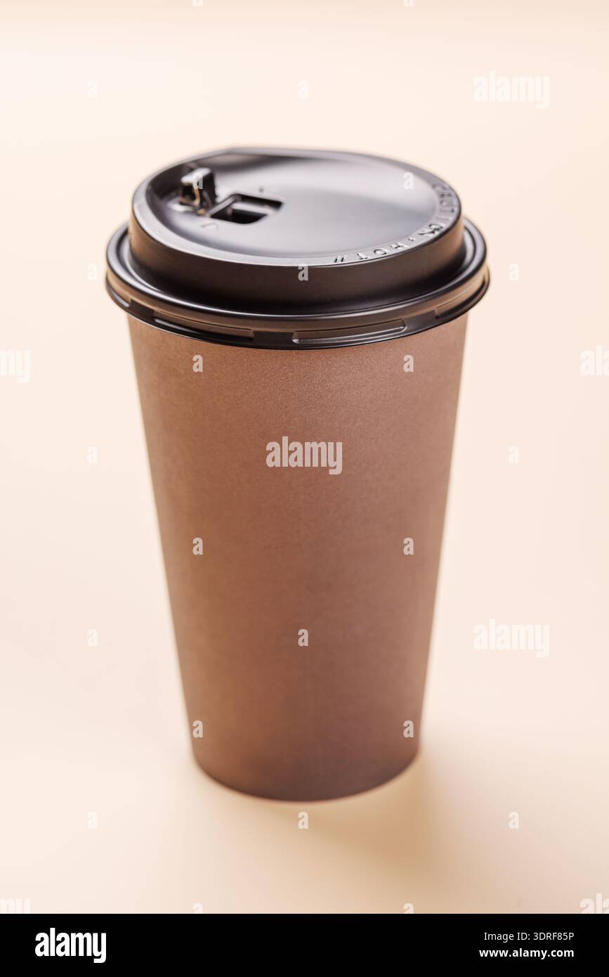 Eine einfache und stilvolle Kaffeetasse aus Papier, perfekt für Getränke zum Mitnehmen Stockfoto