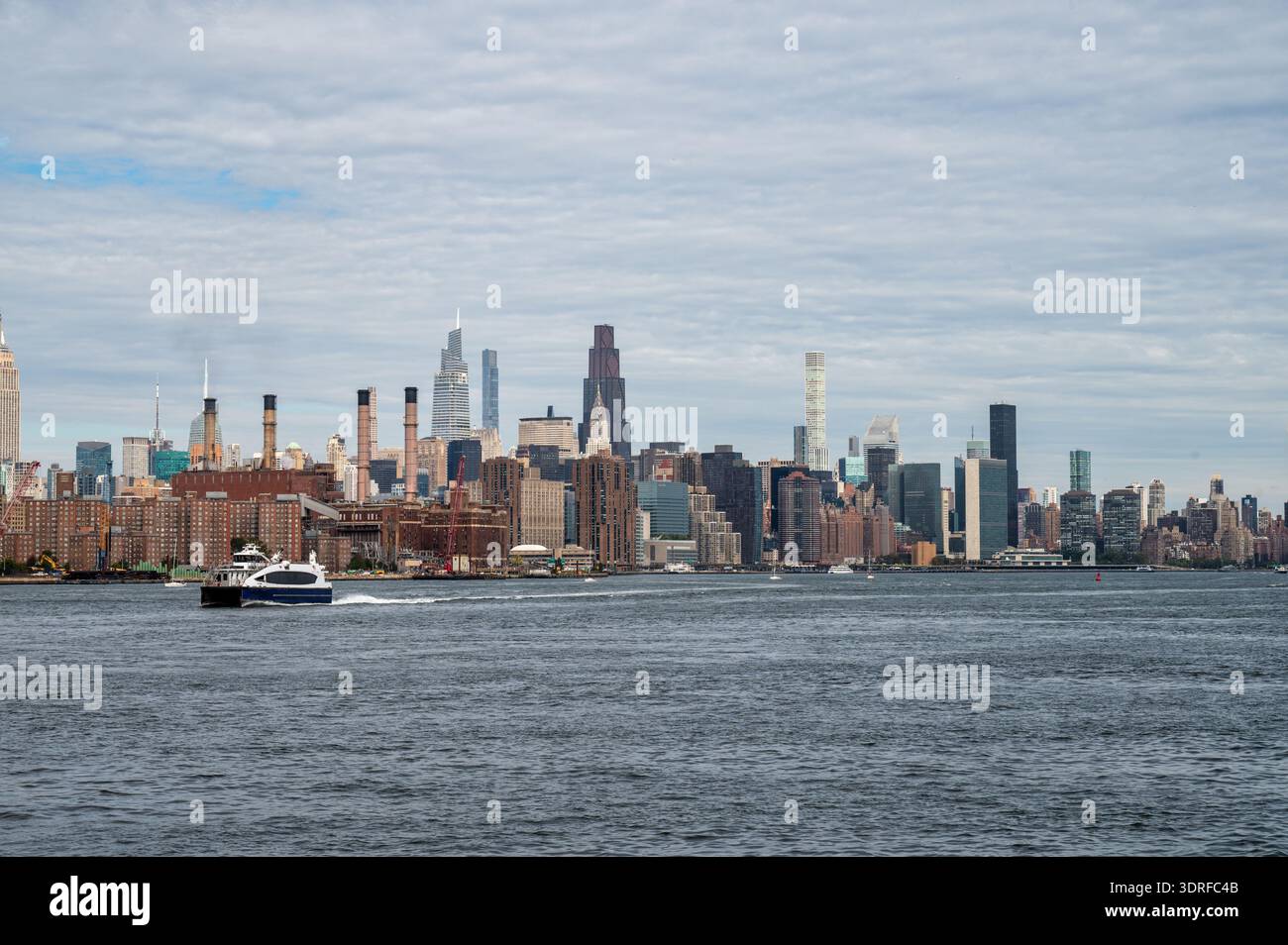Blick über den East River zur Skyline von Manhattan in New York Stockfoto