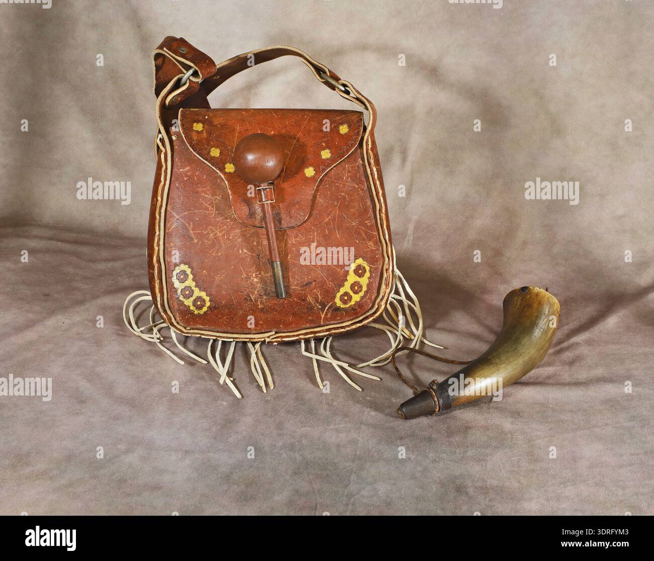 Eine Ledertasche und eine schwarze Pulverflasche aus Kuhhorn, die von amerikanischen Bergmännern in den frühen 1800er Jahren getragen wurde, der erste mit Feuerstein, CA Stockfoto