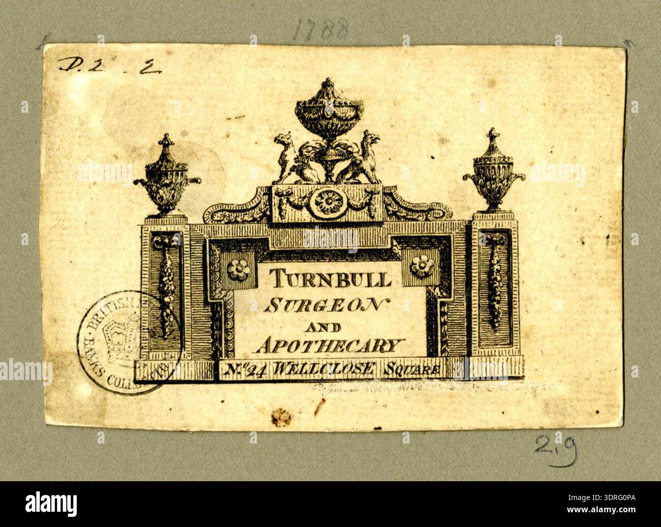 Diese englische Handelskarte, die zwischen 1760 und 1818 produziert wurde, wirbt für Turnbull, eine Apotheke. Die Karte enthält Informationen über die Dienstleistungen und den Standort des Apothekers, die die Geschäftspraktiken des Englands des 18. Jahrhunderts widerspiegeln. Sie veranschaulicht die Designkonventionen der damaligen Zeit, mit typografischer Betonung und möglicherweise dekorativen Elementen, die Kunden für das Unternehmen gewinnen sollen. Stockfoto