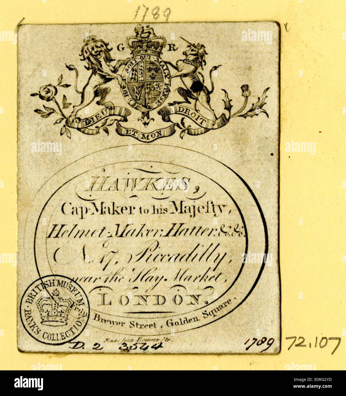 Diese zwischen 1760 und 1818 hergestellte Handelskarte repräsentiert Hawkes, einen Hutmacher. Die Karte enthält ornamentalen Text und dekorative Borten, die den englischen städtischen Handel aus dem 18. Jahrhundert, Handwerkskunst und professionelles Branding illustrieren. Es betont die Förderung von Hutmacherei, Mode und handwerklichen Dienstleistungen durch visuelle Designelemente sowie Ätz- und Gravurtechniken. Stockfoto