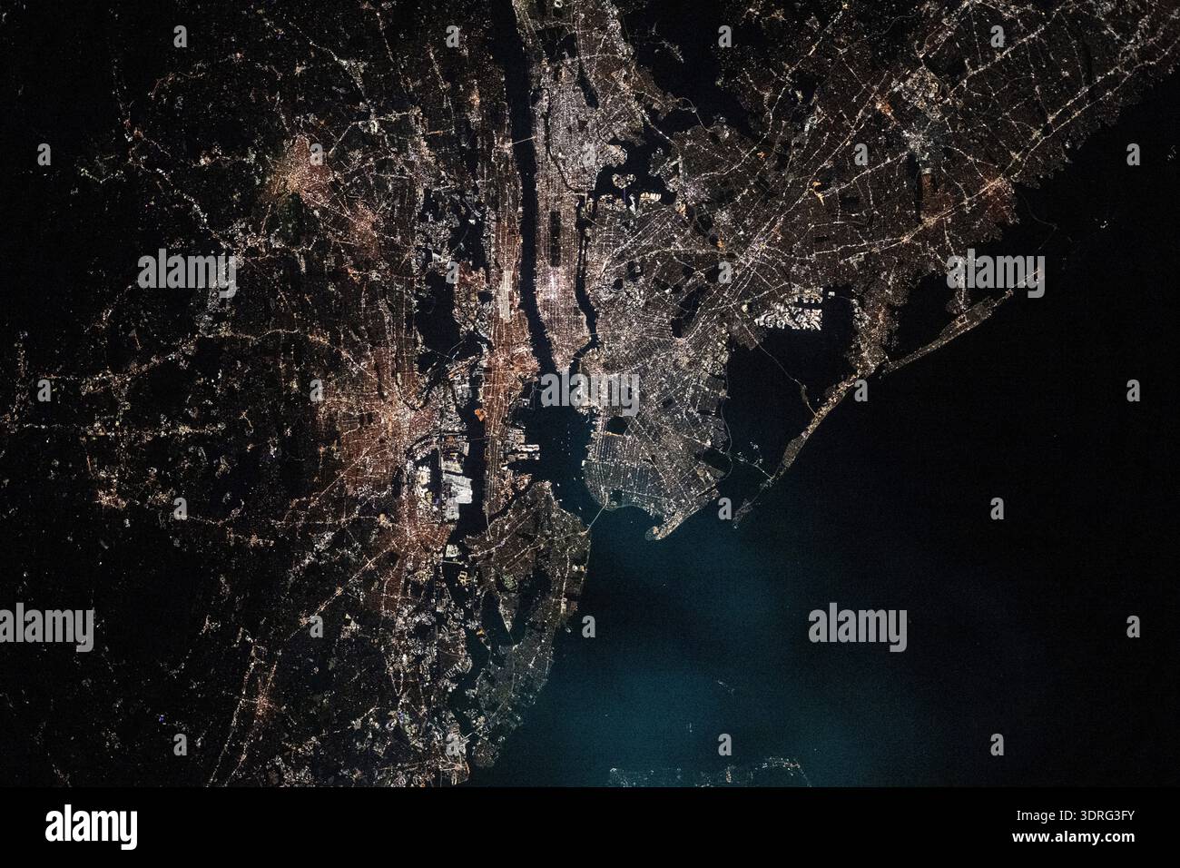 Die Metropolregion New York-New Jersey mit einer Bevölkerung von etwa 19,8 Millionen Menschen an der US-Ostküste wird um etwa 2:43 Uhr Ortszeit von der Internationalen Raumstation fotografiert, als sie 262 Meilen über dem Atlantik umkreiste. Die dunkle, rechteckige Form in der Nähe des obersten Zentrums ist der Central Park im New Yorker Stadtteil Manhattan. Ein Foto von der Internationalen Raumstation am 11. September 2025, eine optimierte Version eines Originalbildes der NASA: Credit NASA/JKim Stockfoto