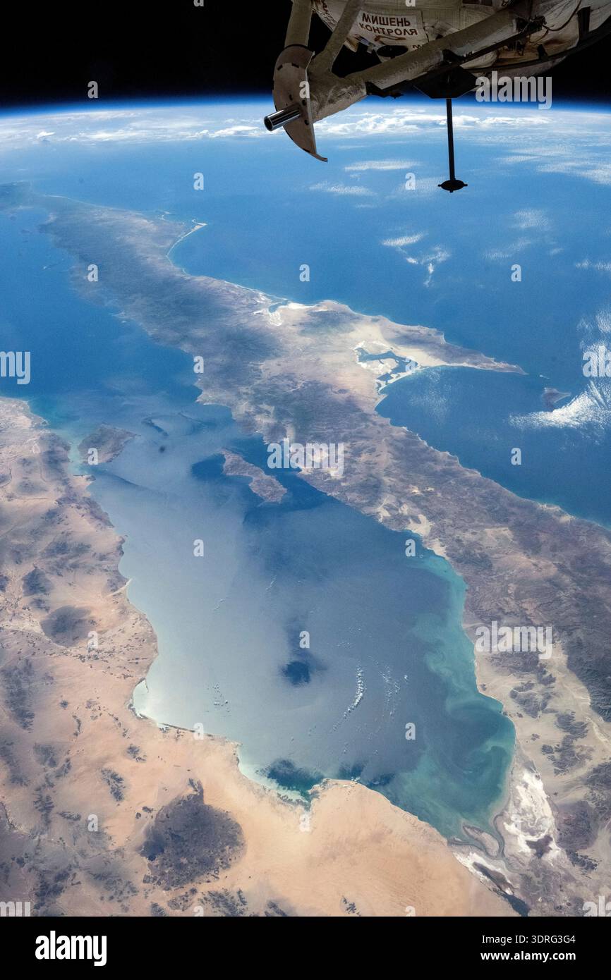Der Golf von Kalifornien, auch bekannt als das Meer von Cortez, trennt das mexikanische Festland von der Baja California Peninsula in diesem Bild von der Internationalen Raumstation, die 261 Meilen über Kalifornien umkreist. Geologisch ist es das jüngste Meer der Erde, das vor etwa 5 Millionen Jahren durch tektonische Aktivität entstanden ist. 2005 wurde der Golf in Anerkennung seiner einzigartigen ozeanographischen Prozesse und der außergewöhnlichen Artenvielfalt zum UNESCO-Weltkulturerbe erklärt, Ein Foto, das am 1. Oktober 2025 von der Internationalen Raumstation aufgenommen wurde. Eine optimierte Version eines Originalbildes der NASA: Credit NASA/ZCardman Stockfoto