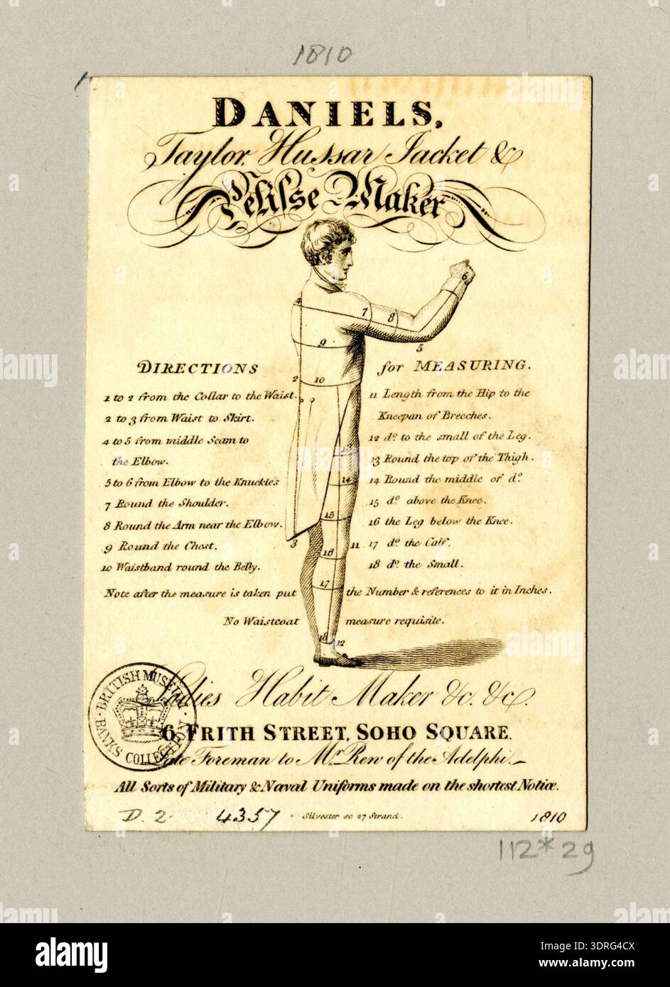 Diese englische Handelskarte, die zwischen 1760 und 1818 hergestellt wurde, wirbt für Daniels, einen Schneider. Die Karte enthält Informationen über die Dienstleistungen, den Standort und die Unternehmensidentität des Schneiders. Es demonstriert typografisches Design, dekorative Konventionen und kommerzielle Drucktechniken, die typisch für englische Handelskarten des 18. Jahrhunderts sind, um Kunden anzulocken und professionelle Qualität zu vermitteln. Stockfoto