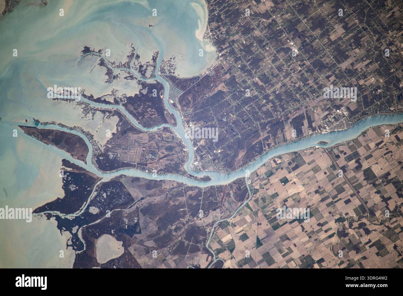 Der St. Clair River mündet in den Süßwassersee St. Clair und trennt den US-Bundesstaat Michigan (oben) von der kanadischen Provinz Ontario (unten) auf diesem Foto von der International Space Station, die 260 Meilen über dem Meeresspiegel umkreist. Ein Foto von der Internationalen Raumstation am 22. April 2025, eine optimierte Version eines Originalbildes der NASA: Credit NASA Stockfoto