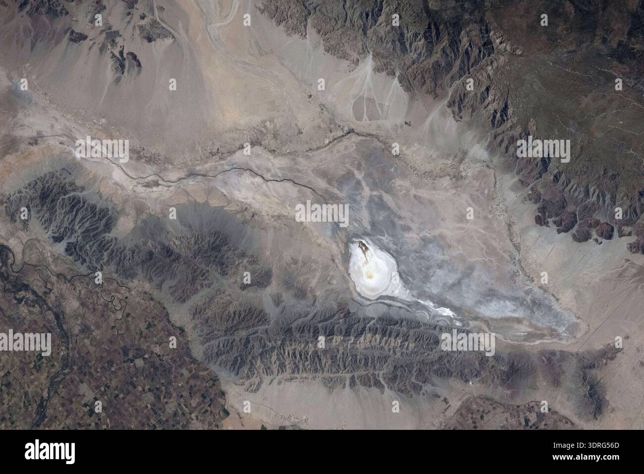 Laguna Salada ist ein trockenes Seebad im Baja California Teil der Sonora-Wüste in der Nähe des geologisch aktiven San Andreas-Verwerfungssystems. Die Internationale Raumstation umkreiste 261 Meilen über der Erde, als dieses Bild aufgenommen wurde. Ein Foto von der Internationalen Raumstation am 1. Oktober 2025. Eine optimierte Version eines Originalbildes der NASA: Credit NASA/ZCardman Stockfoto