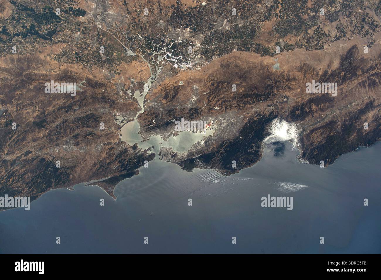 Die kalifornische San Francisco Bay Area, umgeben von den Städten San Francisico, Oakland und San Jose, ist von der International Space Station aus zu sehen, die 260 Meilen über dem Golden State umkreist. Oben strahlt die Sonne vom San Joaquin River im kalifornischen Central Valley ab. Ein Foto von der Internationalen Raumstation am 3. August 2025, eine optimierte Version eines Originalbildes der NASA: Credit NASA/NAyers Stockfoto