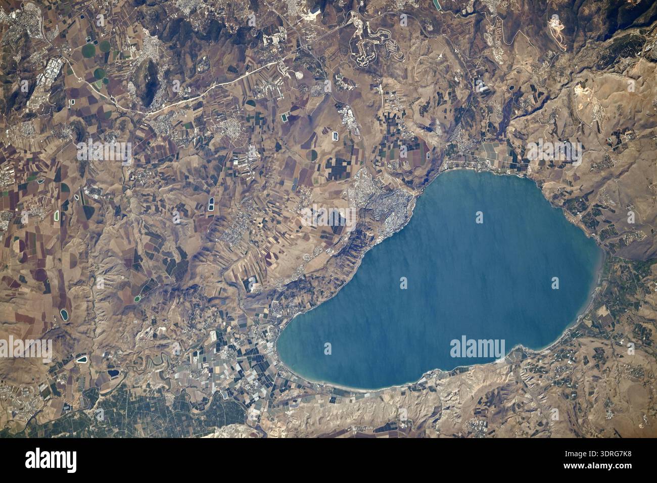 Israels See von Galiläa, der niedrigste Süßwassersee der Welt und der zweitniedrigste See der Welt nach Israels Totem Meer, einem Salzsee, ist von der Internationalen Raumstation aus gesehen, die 260 Meilen über dem Mittleren Osten umkreiste. Ein Foto von der Internationalen Raumstation am 19. Juli 2025. Eine optimierte Version eines ISS-Originalbildes: Credit: Roscosmos Stockfoto