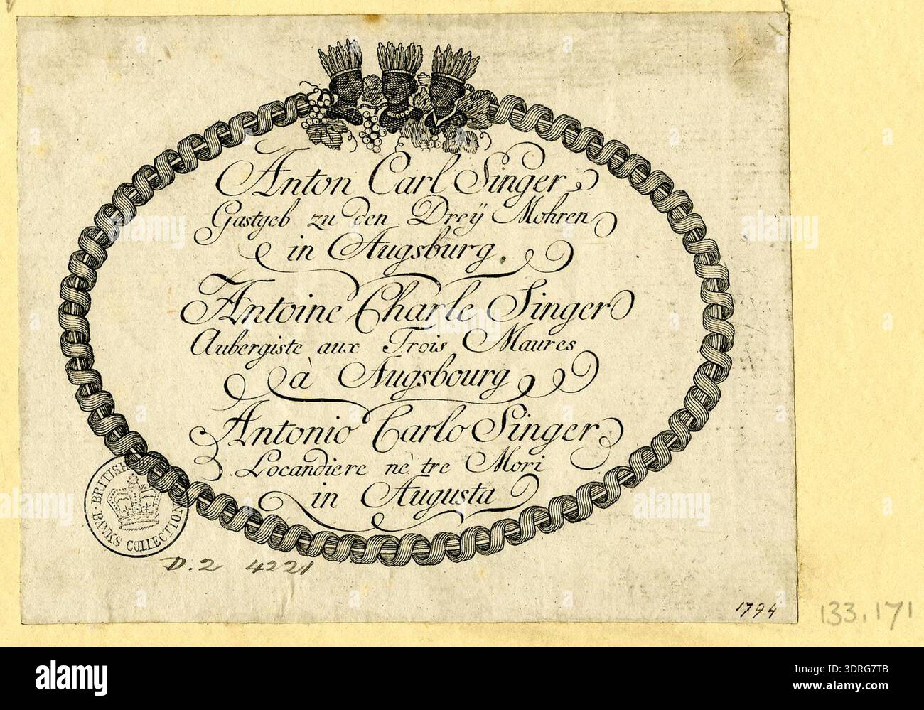 Diese zwischen 1760 und 1818 hergestellte Handelskarte wirbt für Anton Carl Singer, einen Gastwirt in Augsburg. Es verfügt über dekorative Borten, typografische Elemente und Motive, die mit Gastfreundschaft und Unterkunft in Verbindung stehen. Die Karte diente als Werbemittel, um lokale Kunden anzuziehen und Informationen über Unterkunft, Mahlzeiten und Dienstleistungen zu erhalten. Im Europa des 18. Jahrhunderts wurden die Handelskarten häufig verwendet, um Gasthäuser und Unternehmen zu vermarkten, wobei Qualität, Zuverlässigkeit und Lage in Augsburg betont wurden. Stockfoto