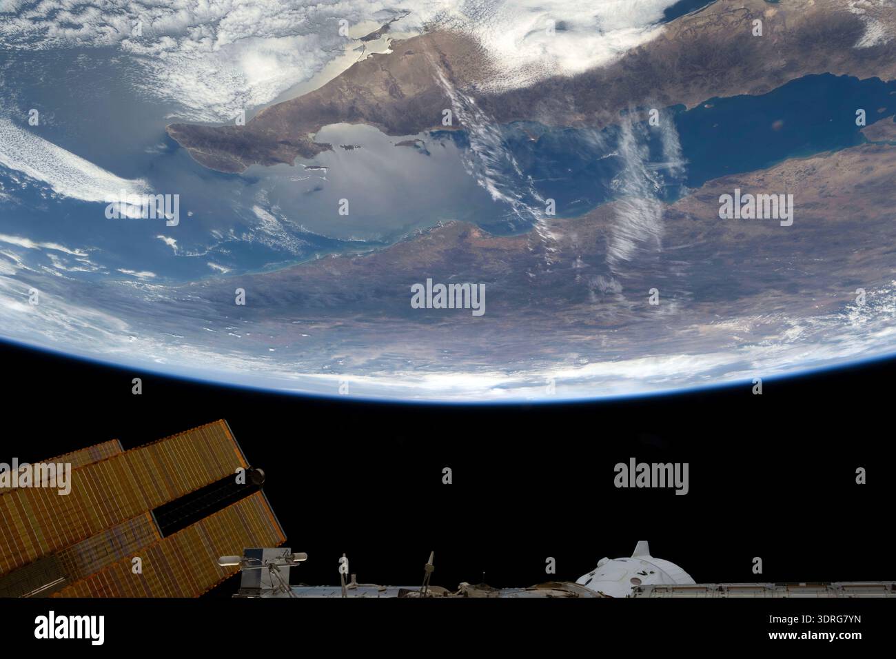 Der Golf von Kalifornien teilt die mexikanischen bundesstaaten Baja California (oben) und Sonora auf diesem Foto von der Internationalen Raumstation, die 260 Meilen über dem Pazifik umkreist. Ein Foto von der Internationalen Raumstation am 4. Juni 2025. Eine optimierte Version eines Originalbildes der NASA: Credit NASA/NAyers Stockfoto